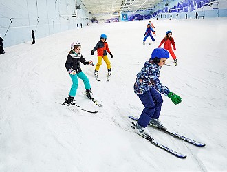 Group of people learning to Alpine ski at Chill Factor<sup>e</sup> indoor ski slope