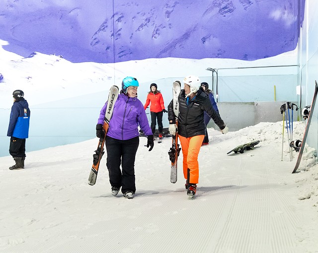 2 friends skiing