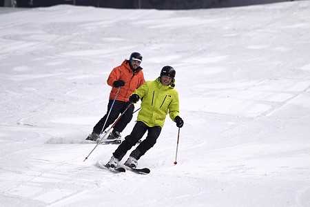 2 friends skiing